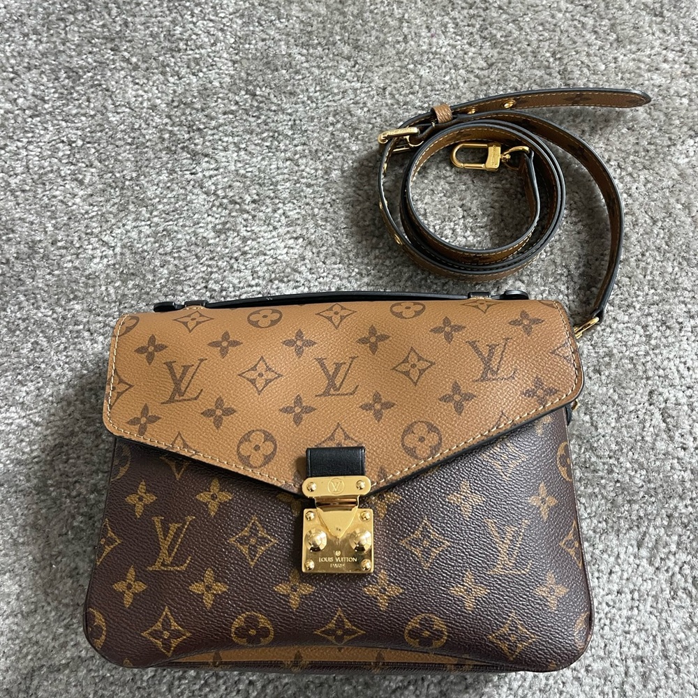 Louis Vuitton Pochette Metis Reverse
